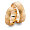 Trauringe mit Struktur und Diamanten in unterschiedlichen Farben Design
