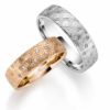 Trauringe mit Struktur und Diamanten in zwei unterschiedlichen Farben Design