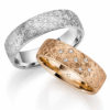 Trauringe mit Struktur und Diamanten in zwei unterschiedlichen Farben Design
