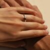 Klassischer Verlobungsring mit zentralem Diamanten