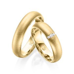 Trauringe besonderes Design Quermattierung in Gelbgold
