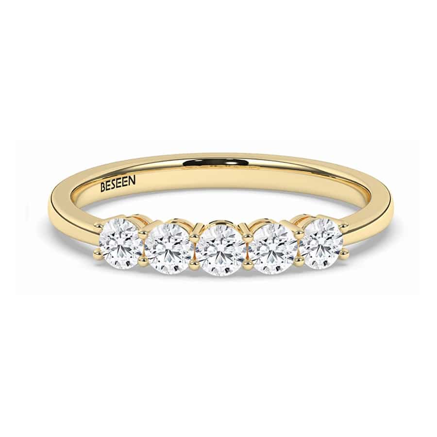 Schlichter Ring mit ca. 5 runden Diamanten (3 mm Durchmesser, Farbe D, Reinheit VVS) 1 Schlichter Ring mit ca. 5 runden Diamanten (3 mm Durchmesser, Farbe D, Reinheit VVS)