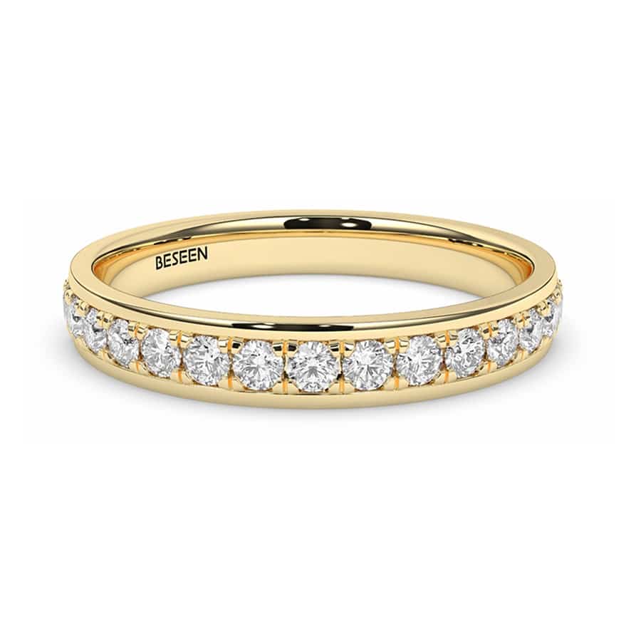Schlichter Ring mit ca. 24 runden Diamanten, zur Hälfte besetzt mit 1,5 mm großen runden Diamanten 1 Schlichter Ring mit ca. 24 runden Diamanten, zur Hälfte besetzt mit 1,5 mm großen runden Diamanten