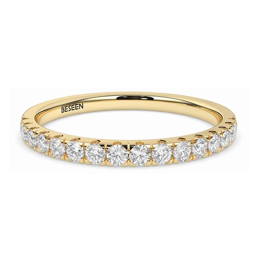 Schlichter Ring mit ca. 16 runden Diamanten (1,7 mm, Farbe D, Reinheit VVS) 1 Schlichter Ring mit ca. 16 runden Diamanten (1,7 mm, Farbe D, Reinheit VVS)