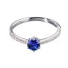 Ring mit zentralem Saphir