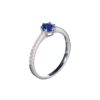 Ring mit zentralem Saphir